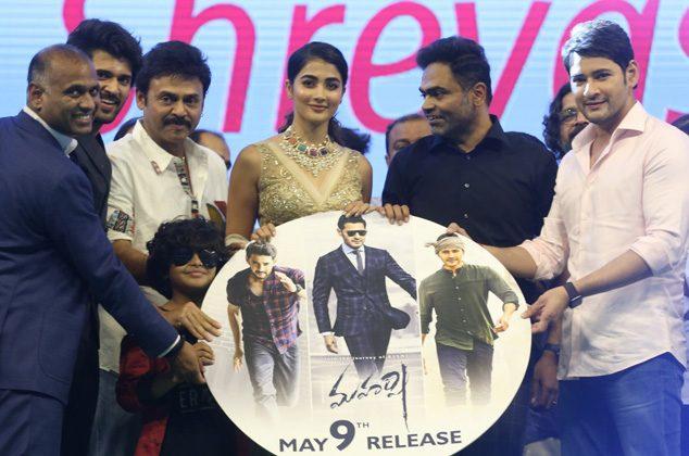 Maharshi-Pre-Release-Event-Stills-Photos---Mahesh-Babu,-Pooja-Hegde,-Allari-Naresh,-Vamshi-Paidipally,-Vijay-Deverakonda,-Meenakshi-Dixit,-Venkatesh-Daggubati-Maharshi-Launch