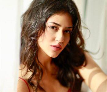 Pic Talk: Deverakonda's Girl Sending Hot Messages