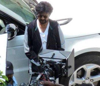 Team-Rajinikanth-Attacked-by-College--Students