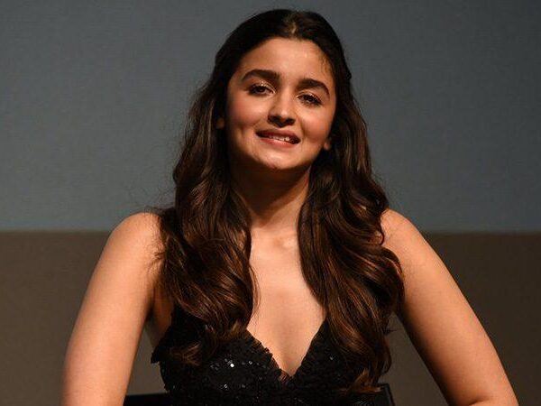Alia-Bhatt-Falling-for-Rajamouli-Is-a-Blunder,-Says-Media