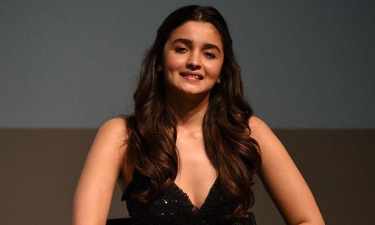 Alia-Bhatt-Falling-for-Rajamouli-Is-a-Blunder,-Says-Media