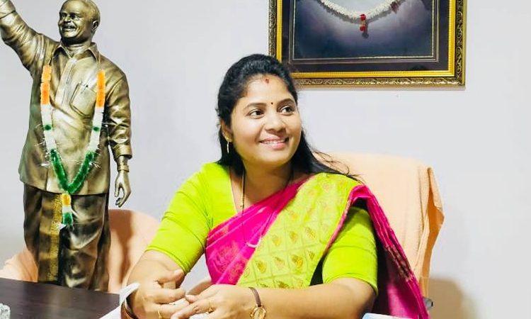 Deputy cm of Andhra Pradesh Pushpa Sreevani escaped from risk