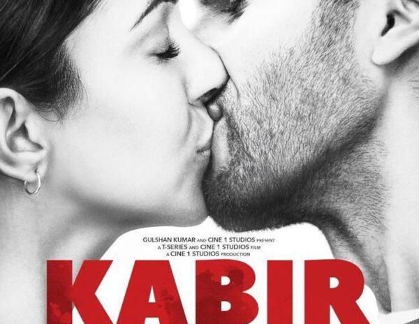 Kiara-Advani-Planting-Deep-Kiss-on-Arjun-Reddy