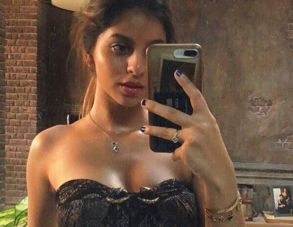 SRK's Daughter Suhana Khan Clicks Hottest Selfie 