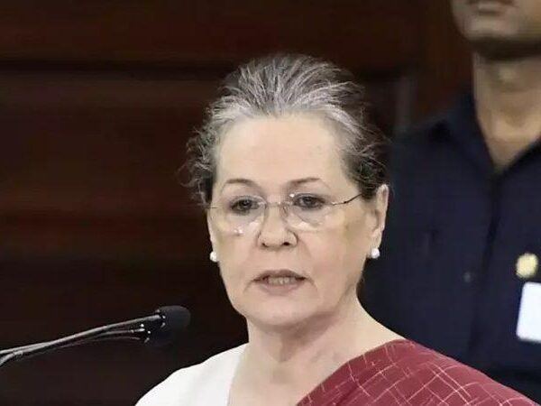 YSRCP applause to sonia gandhi oath in Lok sabha