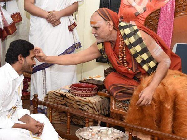 swaroopanandendra saraswati - jagan