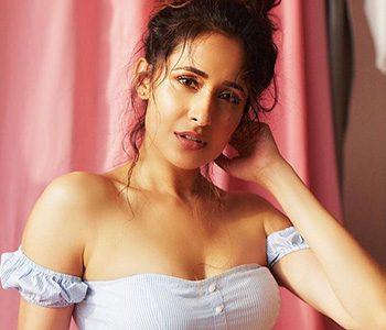 Another-Actress-Pragya-Jaiswal-Unzips-Like--Rakul-Preet-Did