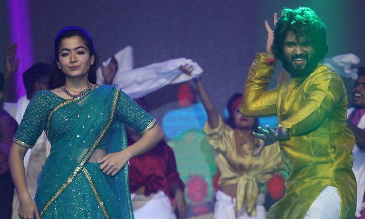 Vijay-Devarakonda,-Rashmika-Mandanna-at-Dear-Comrade-Music-Festival-Stills
