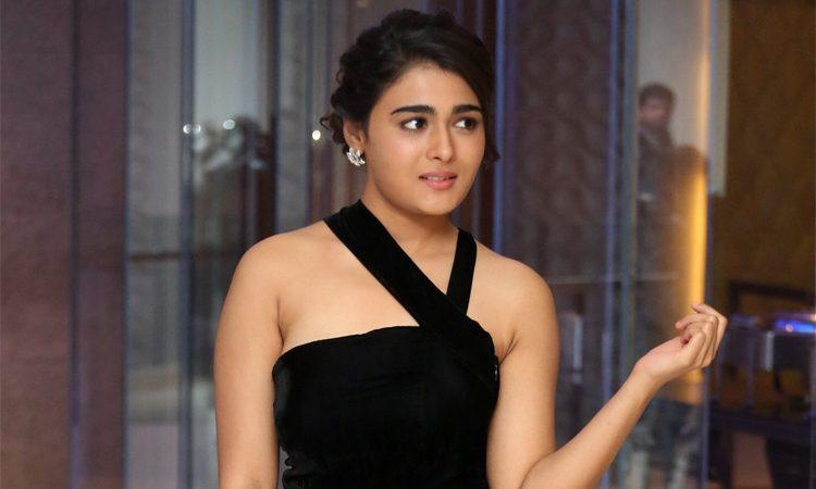 Arjun Reddy Girl Shalini Pandey Carrying Head-Weight?