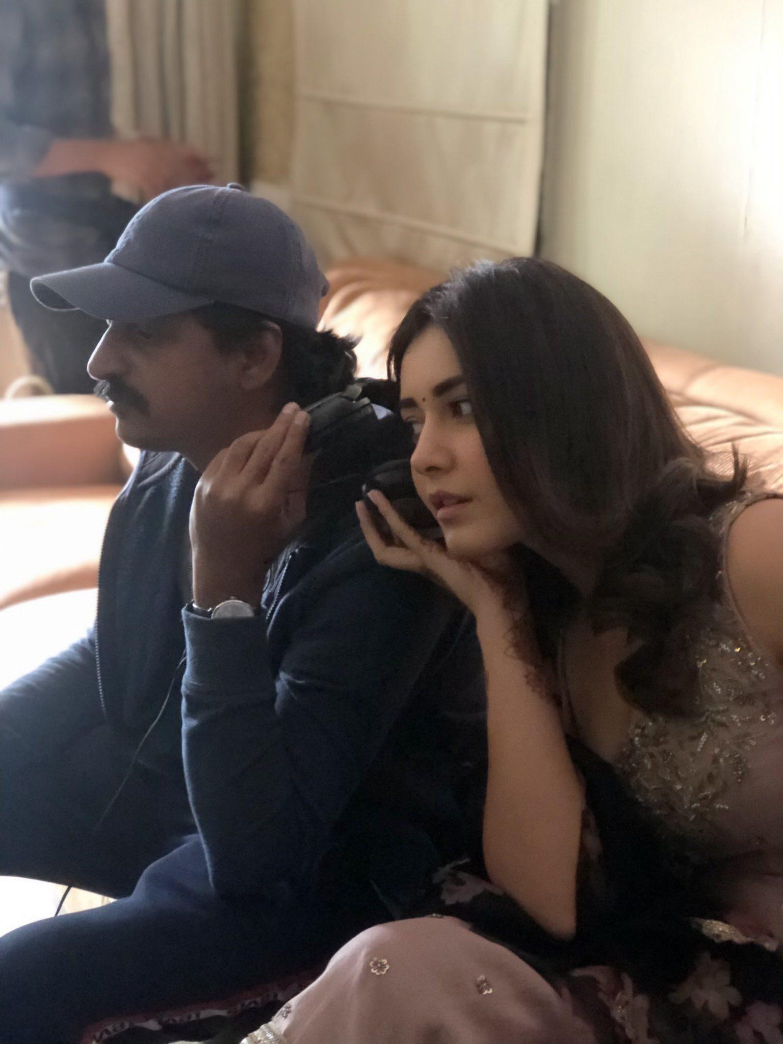 Raashi's Mood While Shooting with Deverakonda