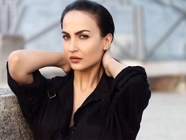 Director-Scratched-Elli-AvrRam-Hand-to-Ask-to-Sleep-With