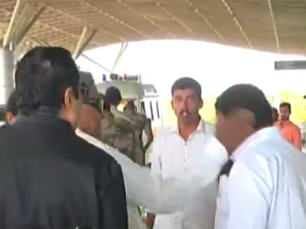 Ex-CM-Siddaramaiah-Slapping-The-Man-out-of-Frustration-Goes-Viral