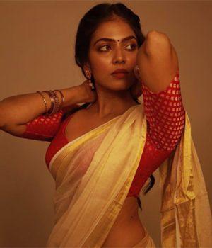 bless-your-eyes-with-vijay-deverakonda-heroines-beauty-malavika-mohanan