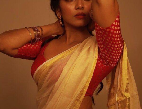 bless-your-eyes-with-vijay-deverakonda-heroines-beauty-malavika-mohanan