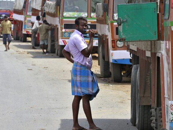 Truck-Drivers-in-Lungi-to-Invite-Rs-2,000-Fine-in-UP
