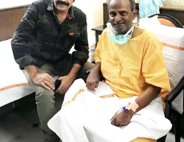 Venu-Madhav's-Last-Hospital-Pic-with-Senior-Hero