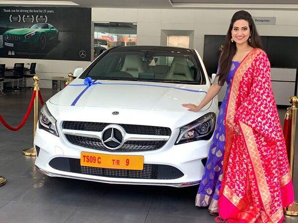 Anchor Manjusha Showing off Her Mercedes