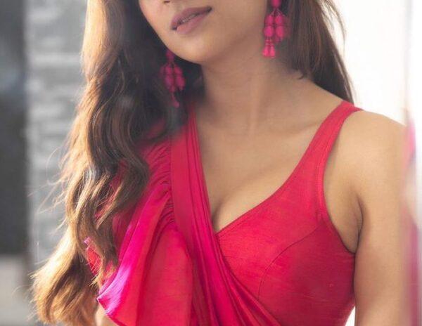 Pic Talk: Shraddha Das, Beauty in Ruffled Pink Sari