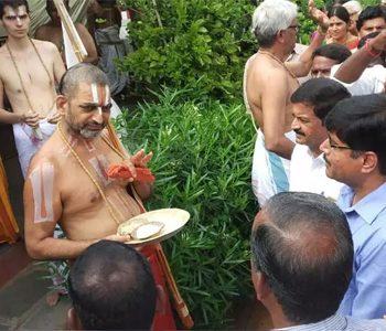 TSRTC employees meet Chinna Jeeyar Swamy