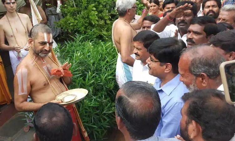 TSRTC employees meet Chinna Jeeyar Swamy