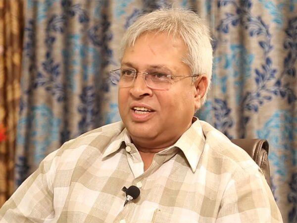Vundavalli Aruna Kumar says KCR and Narendra modi are same