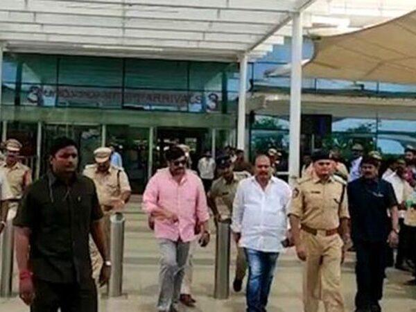 chiranjeevi-at-gannavaram-airport-to-meet-ys-jagan-at-tadepalli