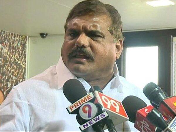 guntur-people-protest-before-ap-ministers-Botsa Satyanarayana -Mopidevi Venkataramana