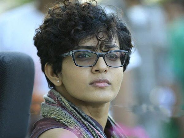 actress-takes-head-on-sitting-next-to-vijay-deverakonda