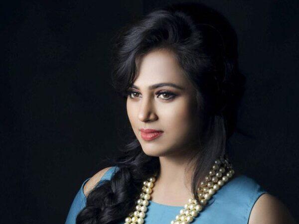 Actress-Ramya-Pandian-Gets-Angry-as-Her-Topless-Pic-Goes-Viral