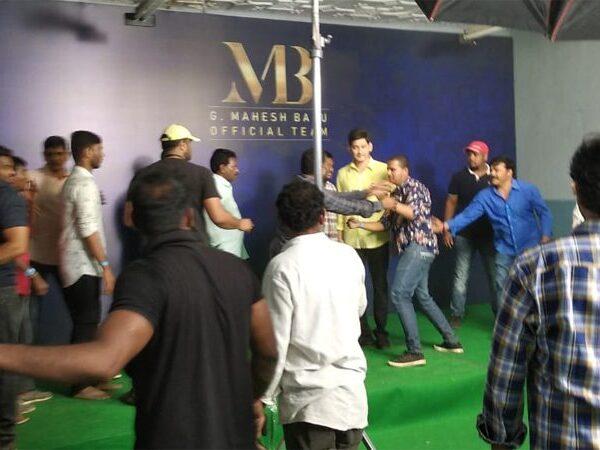 Stampede at mahesh babu fans photo shoot