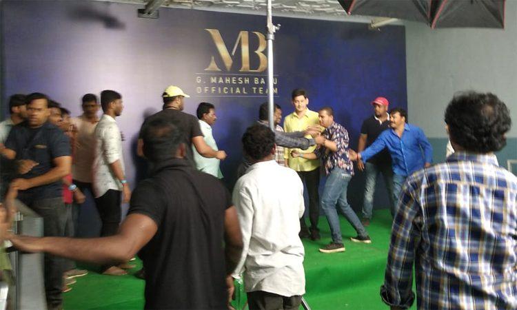 Stampede at mahesh babu fans photo shoot