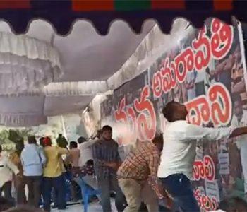 A man was thrashed allegedly for putting tent of #Amaravati protesters, on fire in Tenali