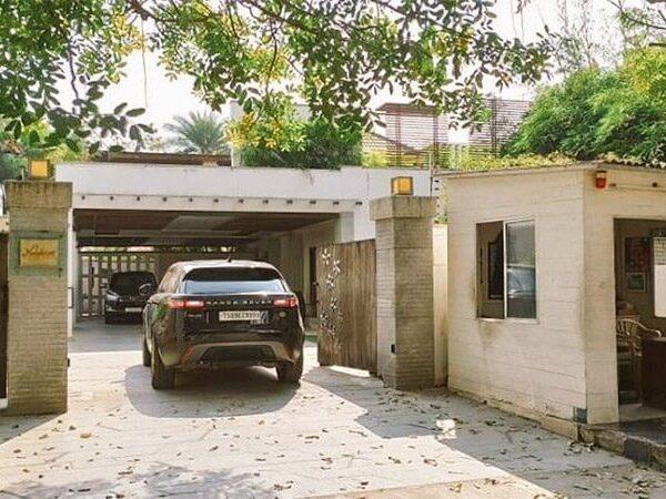 Allu-Arjun's-Car-Spotted-In-Front-of-Jr-NTR's-House