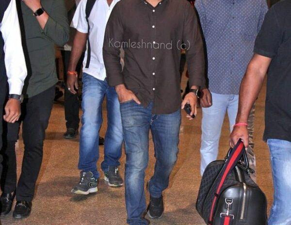 Jr-NTR-Teasing-Paparazzi-at-Airport