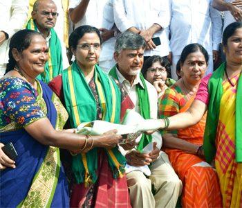 Nara Bhuvaneshwari Donates A Bangle To Amaravati Farmers