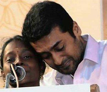 Suriya-Cried-on-Stage-and-Held-Her--Shoulders