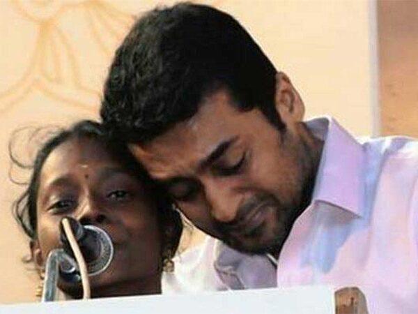 Suriya-Cried-on-Stage-and-Held-Her-Shoulders