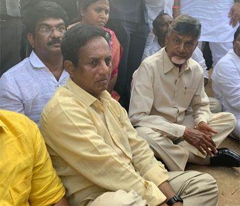 Chandrababu Naidu Sits On Road As Protest