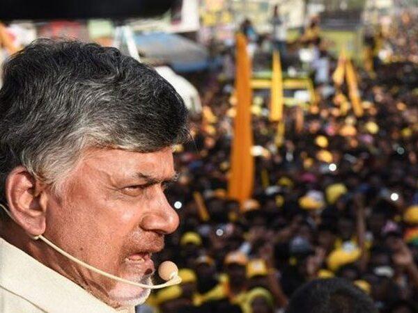 YSRCP-Activists-Try-to-Obstruct-Chandrababu's-Convoy-in-Kuppam