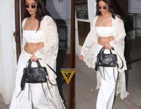 pic-talk-ileana-flaunting-those-awesome-abs