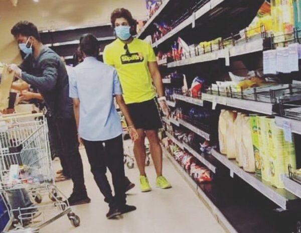 Lockdown-Effect,-Allu-Arjun-Spotted-at-Super-Market
