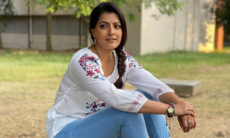 Varalaxmi Sarathkumar Asked to Share Bed with Heroes & Directors