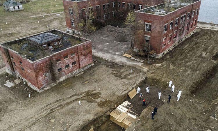 Gruesome-Aerial-Photos-of-Mass-Burials--in-New-York