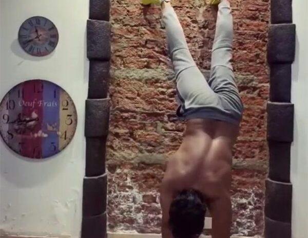 Rakul's-Handstand-Imitated-but-Deleted