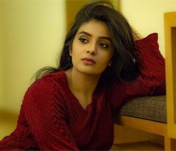 Anchor-Srimukhi-Offends-a-Community,-Fall-Into-Controversy!