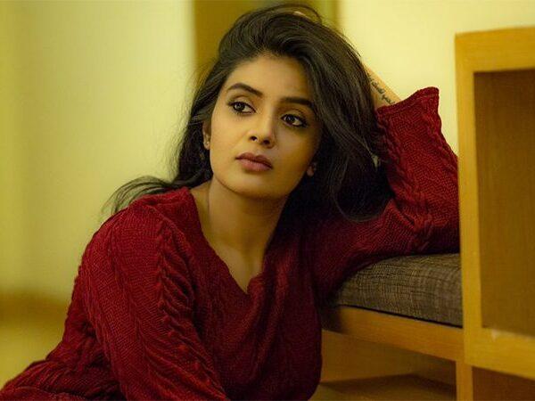 Anchor-Srimukhi-Offends-a-Community,-Fall-Into-Controversy!