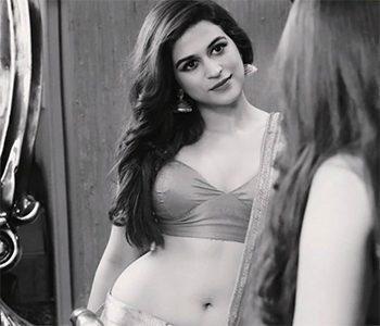 Shraddha's Seductive Navel Display