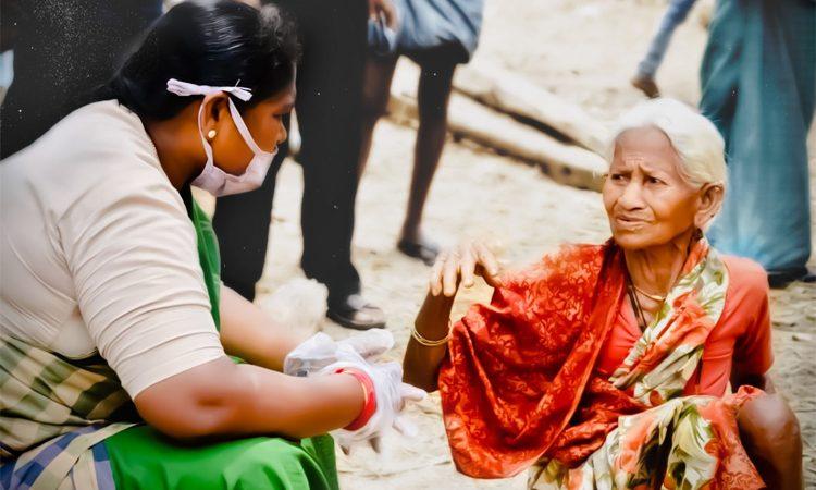 police stops seethakka to distribute-essentials-to-tribals