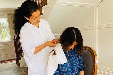 Controversial-Top-Heroine-Kangana-Ranaut-Cutting--Her-Hair!