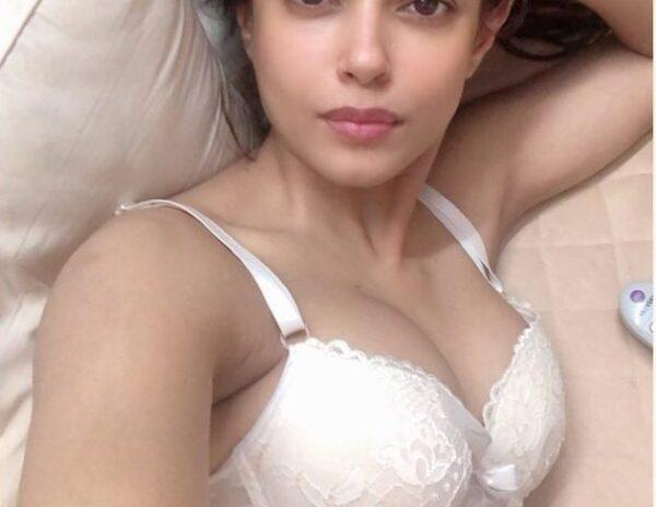 Meera-Chopra-is-looking-lovely-in-this-casual-pic-that-it's-just-a-selfie.